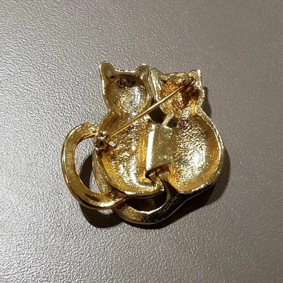 Two Sitting Cats Brooch Pin Gold Tone Heavy Solid - Picture 2 of 2